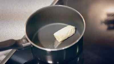 Приготовим соус бешамель: растопите сливочное масло в сотейнике.