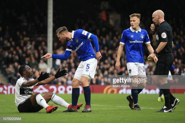 Защитник Олдхэма Лайден жестко останавливает и спорит с игроком Фулхэма