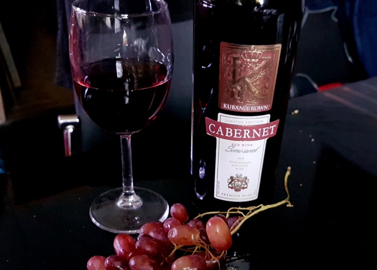 винодельня хванчкара. полусладкое красное вино для женщин. вино хванчкара красное полусладкое. киндзмараули хванчкара вино. сорт винограда для вина киндзмараули.