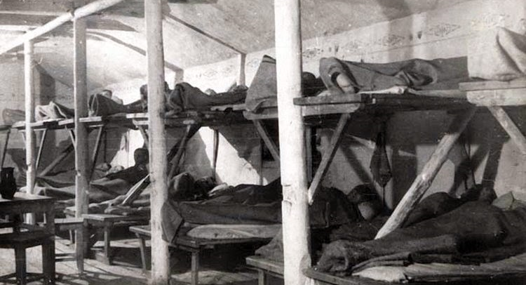 Заключенные в бараке