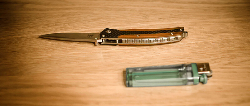 Для сравнения положил рядом с ножом предмет с известными всем габаритами.