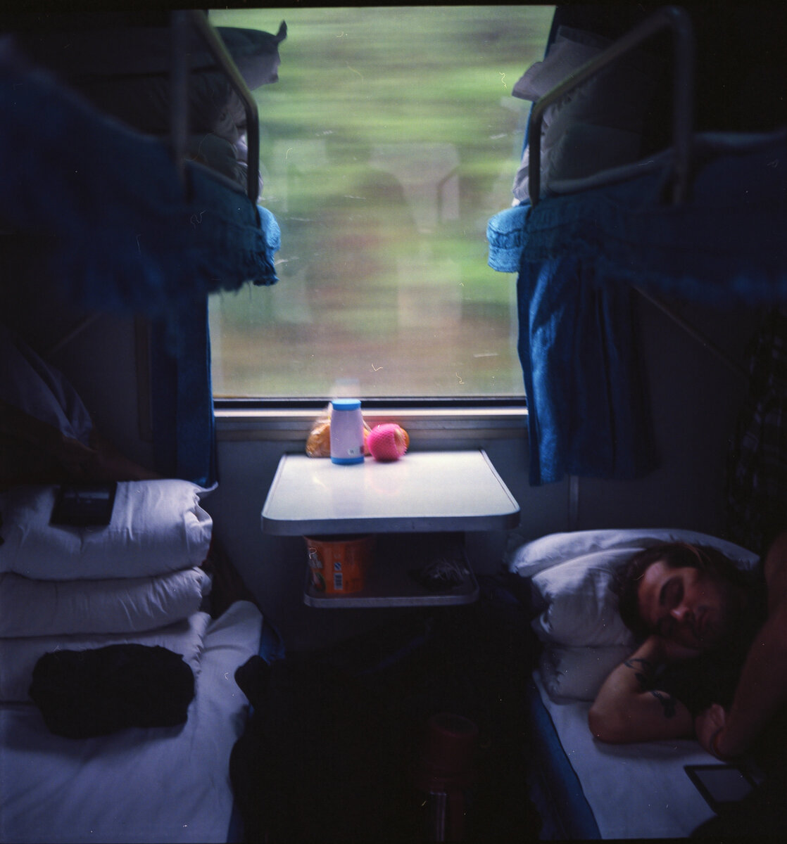 На этой фотографии запечатлён дремлющий друг путешествовавший со мной по Китаю (2016), на обеих наших кроватях лежат электронные книжки, незаменимый друг в поездках современного мира. (фотоплёнка)