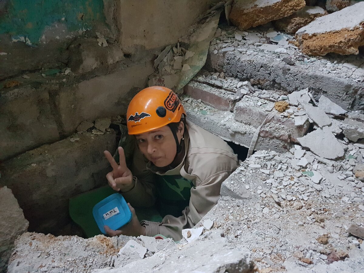 Это я. Меня пытаются запихнуть в нору для худого статиста.