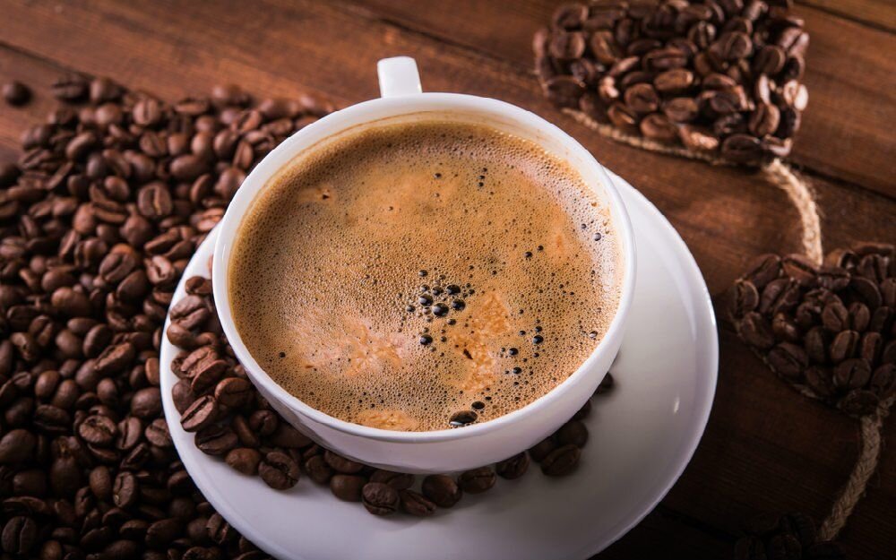 аппетитный кофе. кофемашина наливает кофе. чашка для эспрессо. латте арт на латте макиато. эспрессо кофе.