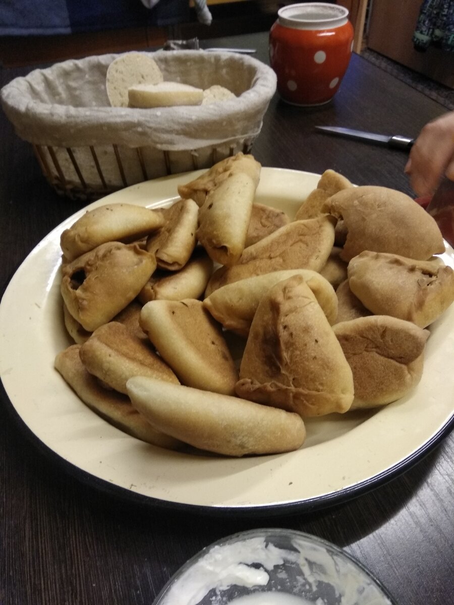 Приступаем : раскатываем тесто делаем Круг, размер не имеет значения потому что чем больше, тем больше получается пирожок . Накладываем фарш в центр Круга чтобы оставалась примерно полтора сантиметра до края, затем слеплеваем их в форме треугольника. Ставим в духовку на полчаса температура 200 градусов.Полчаса это ориентировочно. Как только пирожки позолотились надо вынимать. Складываем На чашу бумагу и ложим на неё пирожки после этого накрываем их полотенцем Пусть так постоят примерно полчаса-час. Надеюсь мой рецепт вам понравится Кушайте на здоровье До скорой встречи пока.