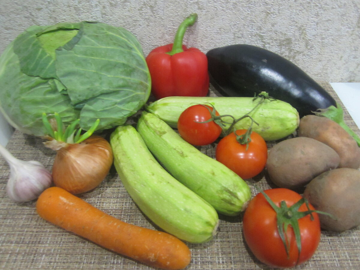 Натюрморт из свежих овощей на кухонном столе (фото из личного архива)