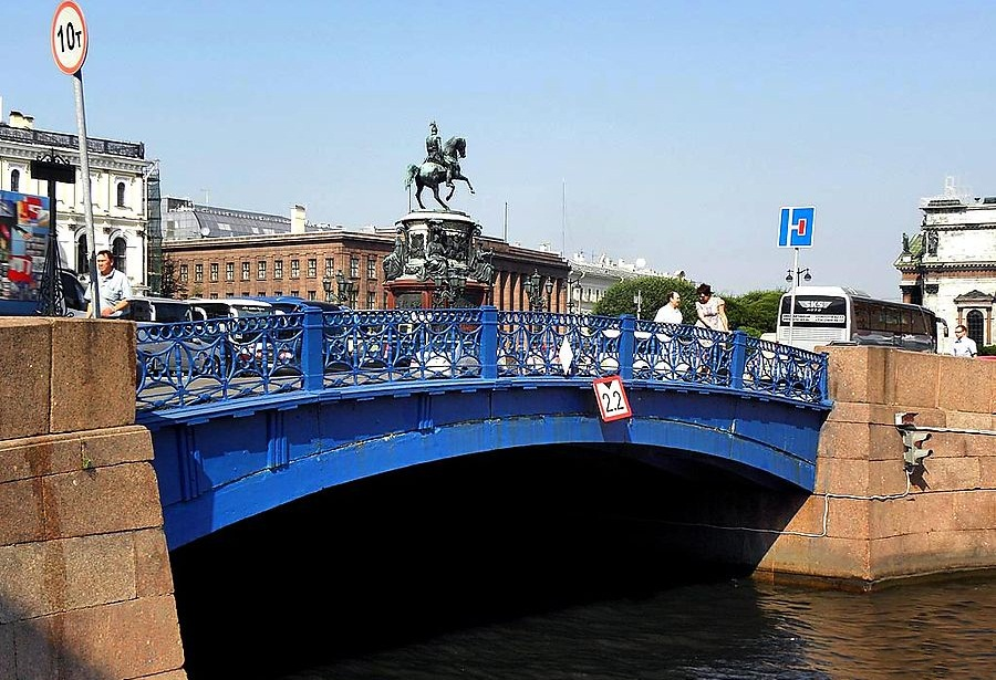 Где находится мост в питере. Синий мост Санкт-Петербург. Синий мост на реке мойке. Синий мост на реке мойке в Санкт-Петербурге. Санкт-Петербурге. Это синий мост через реку мойка.