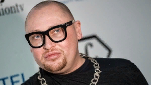 Артист хочет естественным путем оплодотворить суррогатную маму своего будущего планируемого ребенка. 
Эпатажный исполнитель Шура всерьез решил обзавестись детьми. Певец признался в том, что уже нашел суррогатную маму и теперь готов осуществить задуманное, передает "Российский Диалог" с отсылкой на "КП". Шура благодаря своей давней подруге ведущей Леры Кудрявцевой отыскал женщину, согласную стать суррогатной мамой. По признанию звезды 90-х, ее зовут Светлана и живет она в соседней стране, на Украине. На данный момент у Шуры есть две возможности оплодотворить женщину. Первый - дать врачам свое семя для искусственного введения его в матку. А вот второй вариант является более естественным в обычной жизни. Певец выбрал второй путь. "Сдать свое семя врачам или же все сделать естественным способом. Я выбрал второй вариант, потому что я еще сам все могу!" - высказался музыкант. Правда, как стало известно, пока исполнитель не занимался этим вопросом. Напоминаем, ранее "Российский Диалог" сообщал о том, что Шура страдает от серьезных проблем с алкогольной зависимостью после потери жилья. 
https://www.rusdialog.ru/culture/170709_1551277391?utm_source=yxnews&utm_medium=desktop