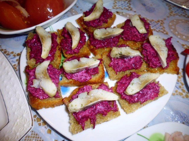 бутерброды с селедкой и свеклой