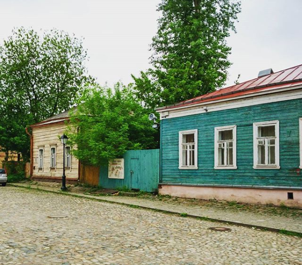 Начать хочется не просто с деревянного дома, а целого фрагмента сохранившейся с 19-го века типичной московской улицы: деревянные дома, брусчатка. Конечно же, многие знают это место — это часть Крутицкого подворья, основанного в 17-м веке. Одно из последних мест Москвы, в котором практически ничего не изменилось за последние сто с лишним лет. Сами эти домики, по данным БТИ, построены в 1865 году. 
Крутицкая улица.