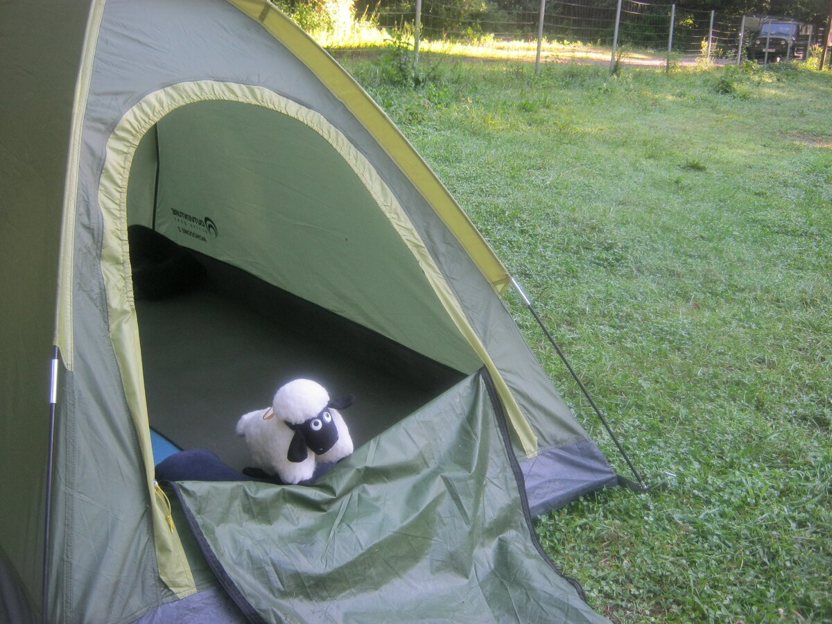 В это палатке помещаются ровно два взрослых и баран (игрушечный). Просто фотка прикольная, поэтому она здесь) 