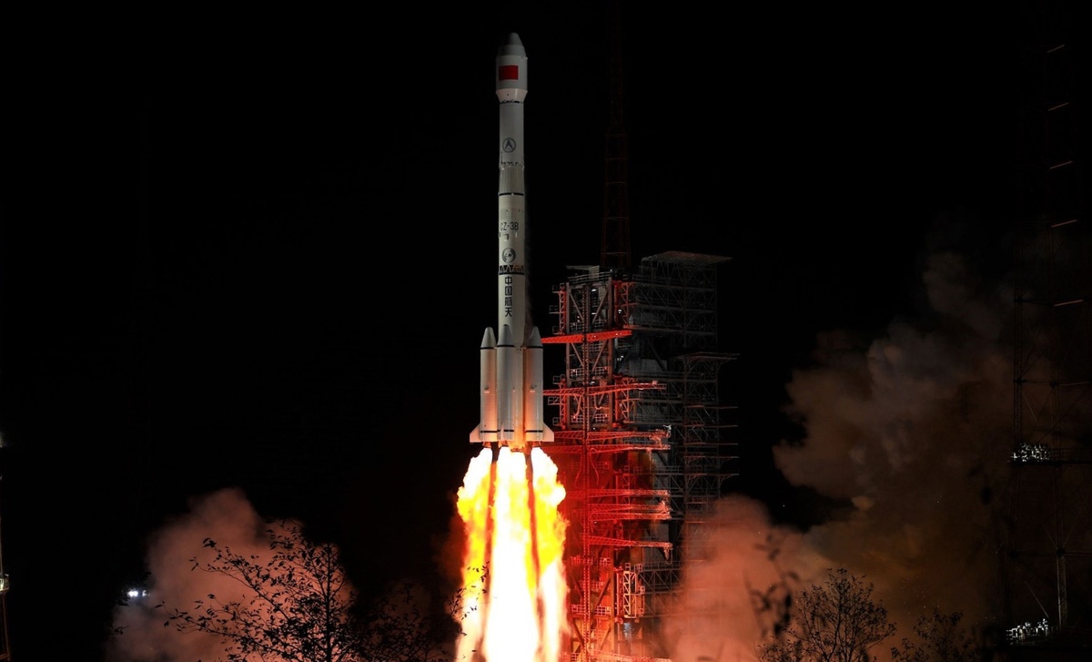 На фото: старт ракеты-носителя Long March 3B со спутником Tianlian 2-01 на борту. Источник: NASASpaceFlight.com