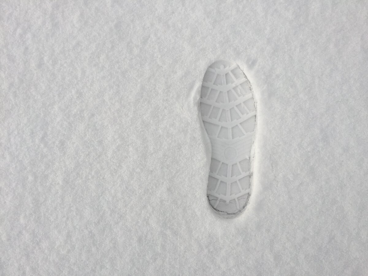 Элемент подошвы. Следы обуви. Отпечаток обуви. Следы обуви на снегу. Отпечаток обуви на снегу.