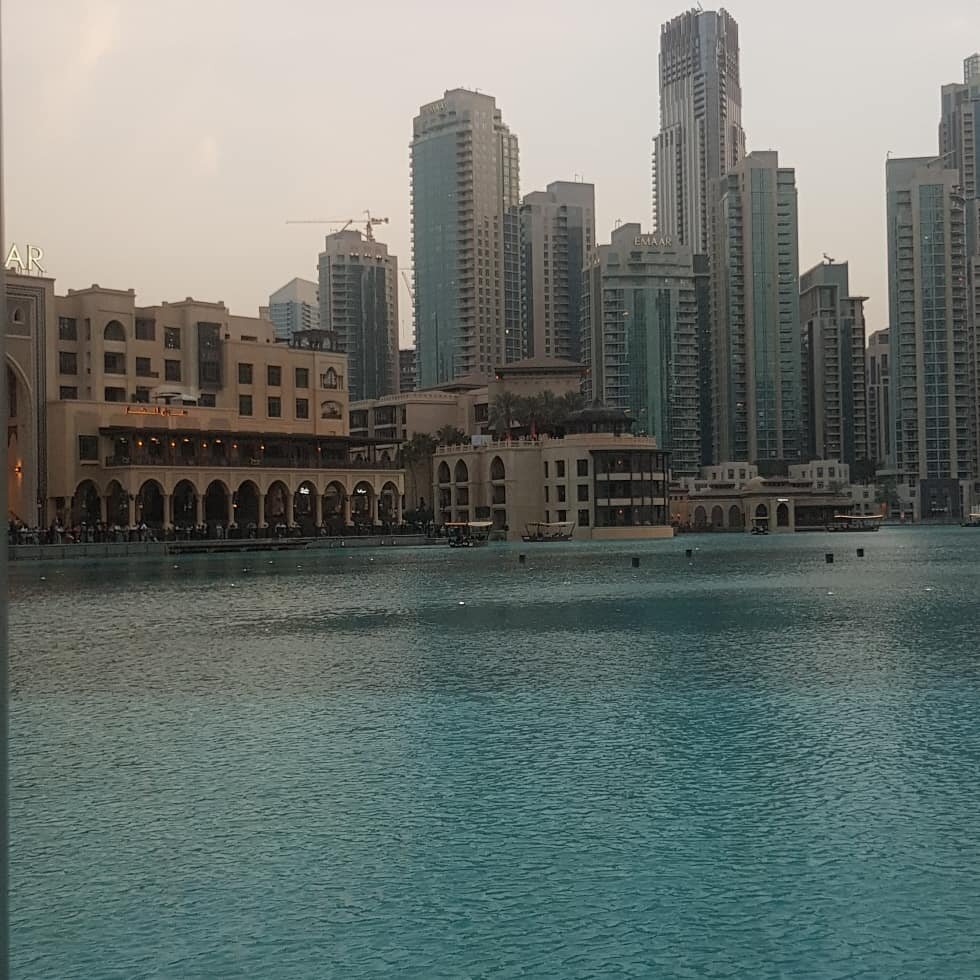Дубай, озеро у Башни Халифа.Фото автора.