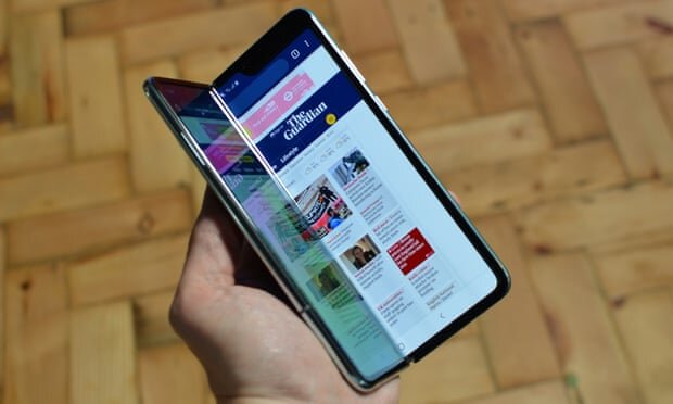 Galaxy Fold - это первое устройство от Samsung с новым гибким экраном, который разворачивается как книга, чтобы стать маленьким планшетом