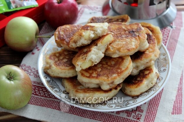 Пышные оладьи на сметане без дрожжей с яблоком