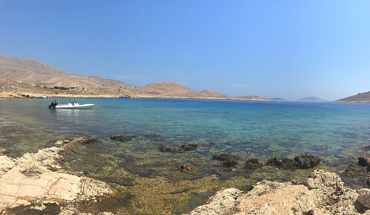 Мы посетили галечный пляж, посчитав, что там будет меньше туристов))