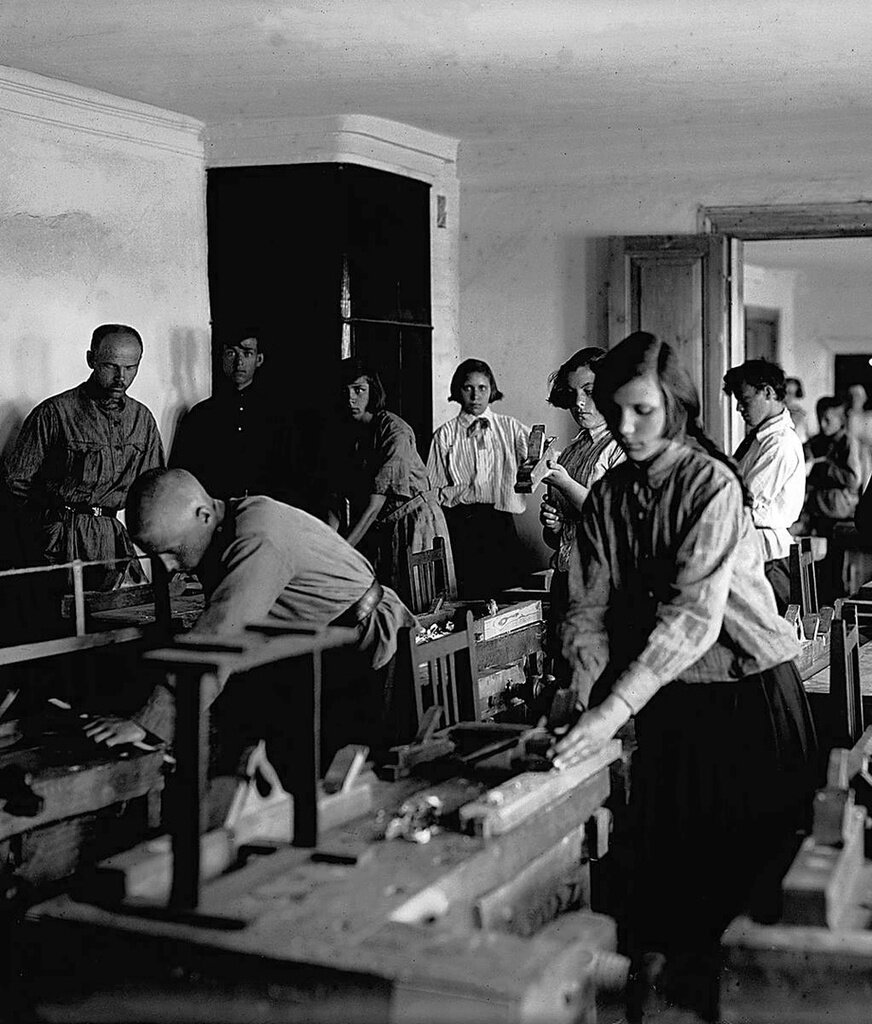 Фото russiainphoto.ru Железнодорожная школа – семилетка № 2. Ученики за работой в столярной мастерской. Конец 1920-х гг. – начало 1930-х гг.