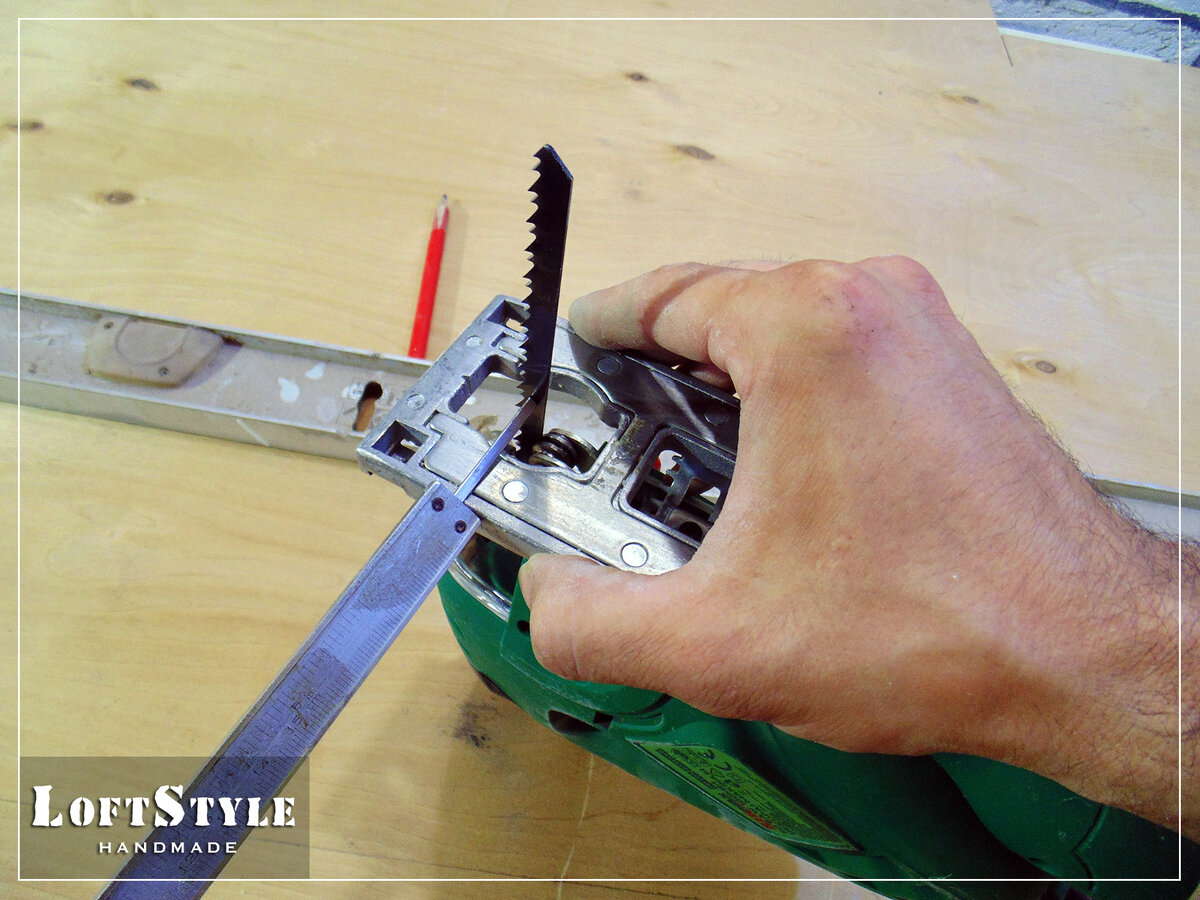 Крепления пилки для электролобзика dvt. Приспособление для лобзика для ровного пила по дереву. Лобзик скил криво пилит. Почему уводит пилку. Лобзик глубокий пиление увод.