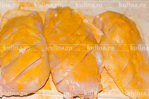 
ШАГ 1.
Грудки помыть, обсушить, немного посолить по вкусу и посыпать куркурмой. Сделать на каждой грудке надрезы.
