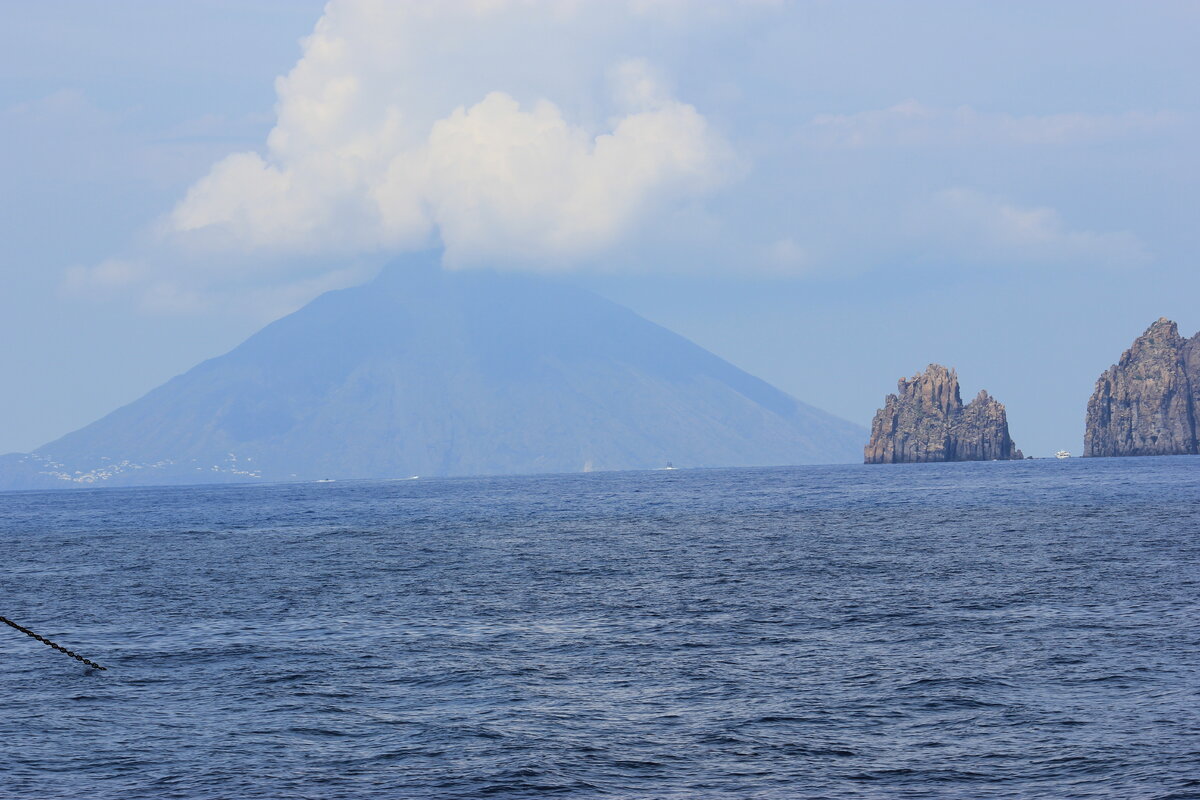 Вид на остров-вулкан Стромболи с соседнего острова Панарея.