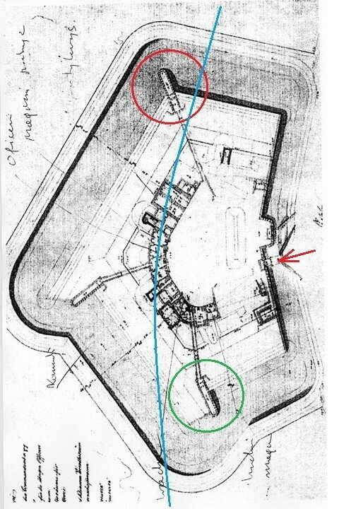 Синей линией я примерно обозначил современную береговую черту. Западный полукапонир ныне полностью разрушен и поглощен морем, северо-западный (обведен красным) стал, по сути, островом, южный (обведен зеленым) теперь находится прямо на пляже.