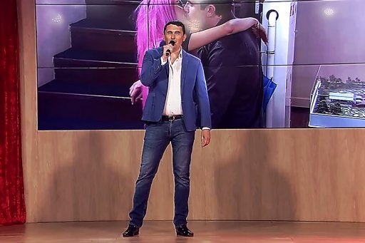 Андрей Шабарин исполняет песню, посвященную Розе на воскресном шоу Дома-2