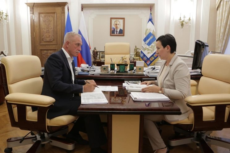 Губернатор Ульяновской области Сергей Морозов и региональный министр строительства и архитектуры Алсу Садретдинова во время подписания указа о создании Совета по вопросам градостроительной и архитектурной деятельности при губернаторе