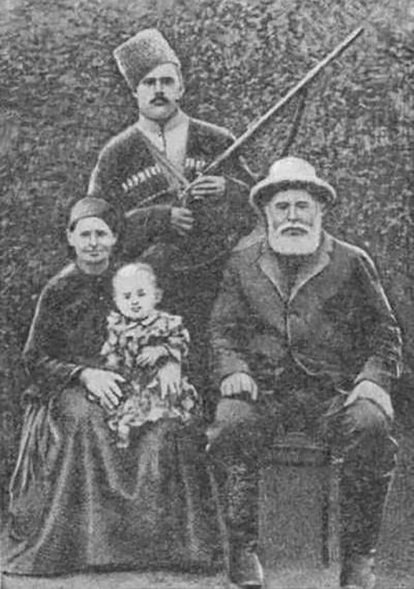 Поддубный с родителями и братом