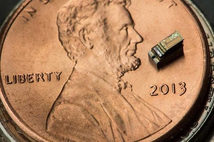 2 Michigan Micro Mote (1 х 1 мм)

Второй по миниатюрности компьютер создан не монстрами электронной индустрии, а одним из университетов США. Миллиметровый размер не мешает ему работать, преимущественно в медицинских целях. Разумеется, в магазинах вы эту кроху не встретите.