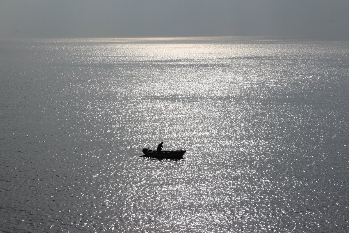 Раннее утро на море в Кавале, Греция. Рыбак и солнце. Фото из личного архива автора