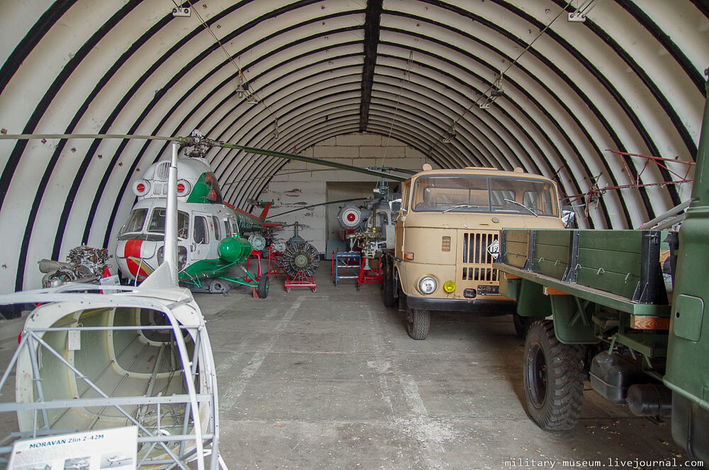  1. Вертолёт Ми-2 на заднем плане другого ангара