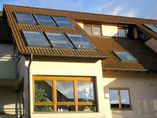 Внешний вид мансардной крыши, выполненной с использованием деревянных стропильных ферм