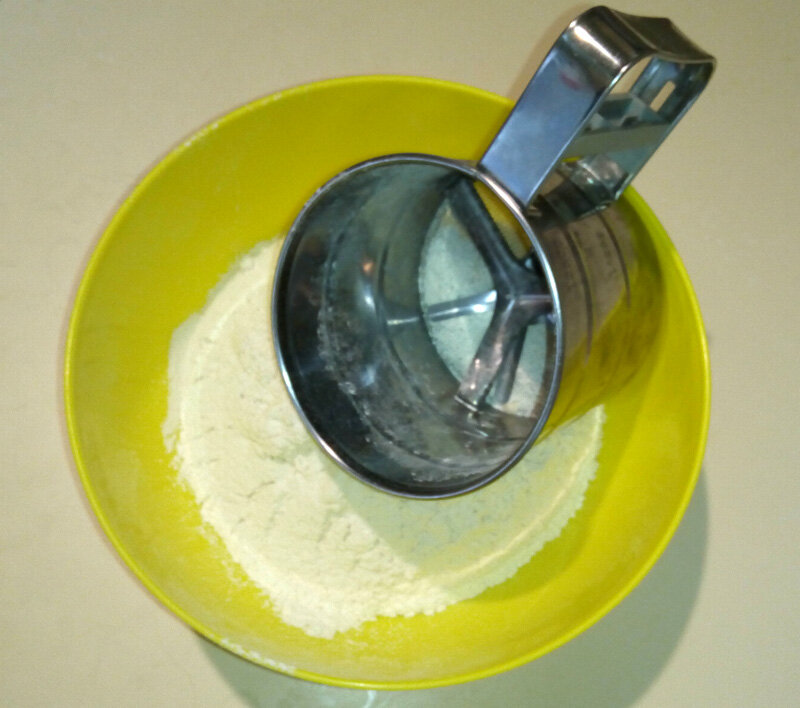 Взял за правило всегда в любых рецептах муку просеивать.