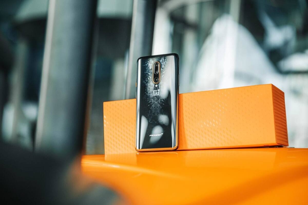 Только что анонсирован новый смартфон OnePlus 7T Pro McLaren Edition. Это, оказывается, второе совместное усилие между McLaren и OnePlus. 
Таким образом, в то время как 7T Pro является электростанцией с точки зрения спецификаций (256 ГБ памяти, 12 ГБ оперативной памяти LPDDR4X и мобильная платформа Qualcomm Snapdragon 855 Plus), есть довольно много штрихов, которые делают настоящий смартфон “McLaren Edition”.
Корпус телефона оснащен алькантарой, которая обеспечивает захват и стиль. Для цвета они пошли с культовой папайей оранжевой краской, которую можно увидеть как на суперкарах McLaren, так и на автомобилях Формулы-1. В операционной системе телефона есть несколько других штрихов, таких как часы, вдохновленные приборной панелью McLaren, и эксклюзивные анимации, темы, значки и обои.

Этот телефон поставляется со стартовой ценой £799 в Великобритании, что составляет около $1,000 USD.
