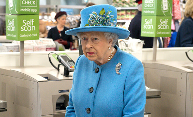 Фото https://ru.hellomagazine.com/zvezdy/novosti-o-zvezdakh/17716-koroleva-elizaveta-ii-provela-reviziyu-supermarketa-v-grafstve-dorset.html