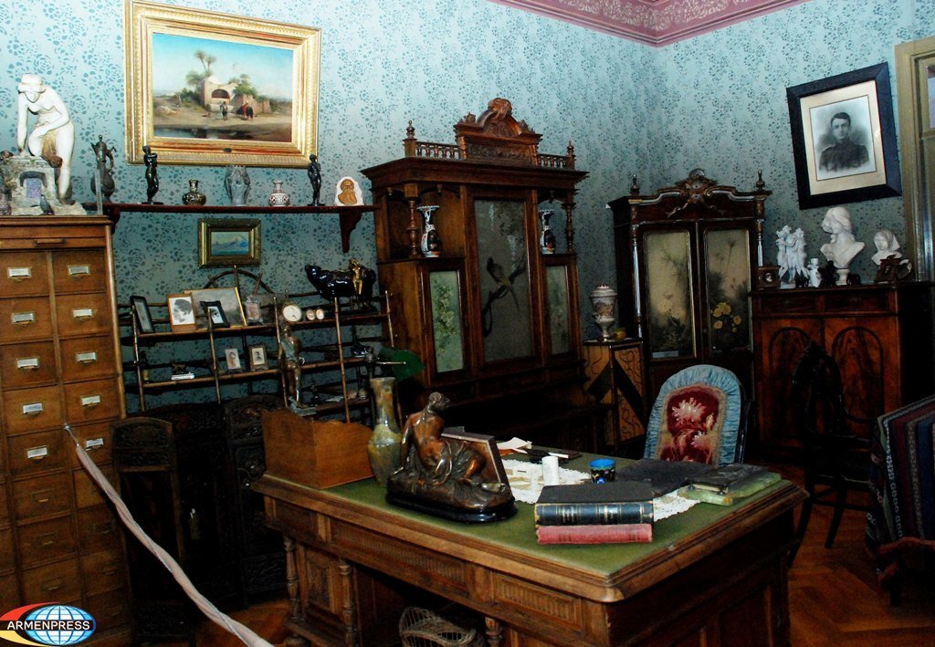 Кабинет Туманяна. Фото самого почтенного армянского агентства - ARMENPRESS