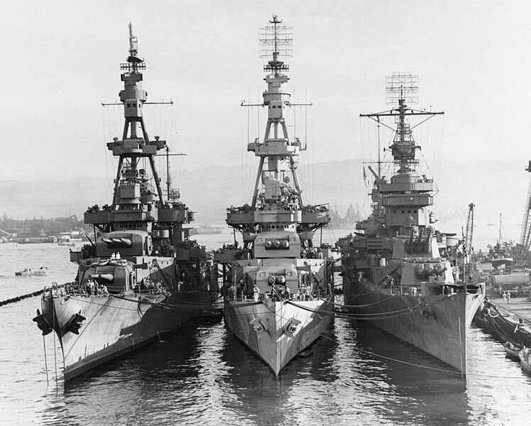 USS_Salt_Lake_City_(CA-25),_USS_Pensacola_(CA-24)_and_USS_New_Orleans_(CA-32)_at_Pearl_Harbor_on_31_October_1943