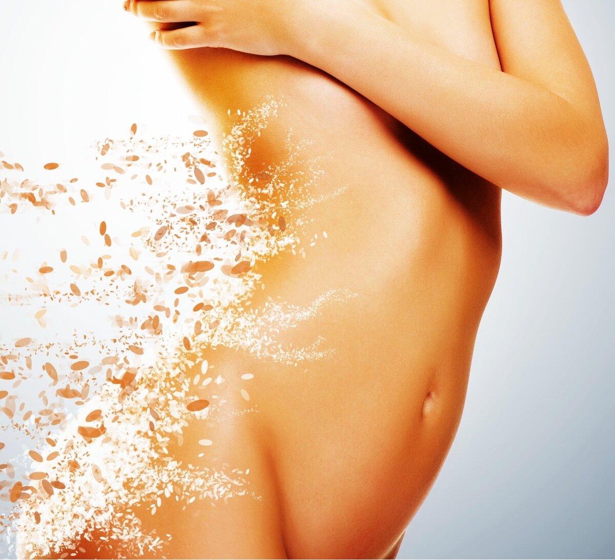 Проблема целлюлита — одна из самых известных и обсуждаемых в современной индустрии красоты. На ее решение направлено множество процедур и уходовых средств, но порой ни массажи, ни обертывания, ни кремы не помогают полностью избавиться от ненавистных бугорков. 
Прежде чем приступать к изучению самых действенных антицеллюлитных средств, давайте разберемся, что же является причиной возникновения неровностей на бедрах. "Благодарить" за целлюлит стоит женские половые гормоны, которые и влияют на формирование запасов жира, а также на подкожно-жировой слой. Именно поэтому самые интенсивные его проявления связаны с гормональными изменениями в организме — половым созреванием, беременностью, климаксом. У девушек, чей организм стремительно взрослеет, целлюлит может развиться очень быстро, но со стабилизацией гормонального фона его проявления постепенно исчезают. Кроме того, появлению ненавистных комочков жира способствует сидячий образ жизни, из-за которого в области бедер ухудшается кровообращение и поступление кислорода к тканям.

Генетика — один из главных факторов, отвечающих за образование "апельсиновой корки". Если у матери есть целлюлит, с большой вероятностью он возникнет и у дочери, если та своевременно не озаботится профилактическими мерами. Способны влиять на формирование подкожно-жирового слоя и различные ухудшения состояния организма — например, проблемы с поджелудочной или щитовидной железой, варикозная болезнь.

Если же у вас все хорошо с генетикой и здоровьем, но предательские бугорки жира все равно присутствуют, скорее всего, причиной этого является ваш образ жизни. На состоянии бедер заметно сказывается неправильное питание, а именно склонность к употреблению жирной, жареной пищи, большого количества мучного, сладкого, соленого, пакетированных соков, газировки. Без формирования правильных пищевых привычек полностью избавиться от целлюлита невозможно, так что следует сменить свой привычный рацион на более здоровое и продуманное питание: добавить больше овощей, нежирного мяса, кисломолочных продуктов, фруктов. Разумеется, сразу отказаться от любимой еды мало у кого получится, да и во многих случаях это обернется срывом и возвращением к привычной еде, так что привыкайте к здоровому питанию постепенно.

О вреде курения и алкоголя сказано уже много, но аргументы о их вреде для здоровья для многих не столь весомы, как непосредственное влияние на внешность. Спиртное и сигареты нарушают кислородный обмен в тканях, что способствует изменениям в подкожно-жировом слое, а также задерживают воду в организме.

Сидячий образ жизни сказывается на нашей фигуре, становится причиной потери ее подтянутости и упругости. Организму просто необходимы определенные нагрузки для поддержания себя в надлежащей форме, так что если вы не можете заниматься полноценными тренировками, то старайтесь хотя бы побольше ходить пешком. Бег, катание на велосипеде, занятия фитнесом или в тренажерном зале — отличные союзники в борьбе за красивую фигуру.

О целлюлите существует много расхожих мифов, которые нередко влияют на результаты борьбы с этой проблемой. Например, многие считают, что образованию подкожных комочков жира подвержены только женщины с лишним весом, хотя неидеальной фигурой могут обладать и худые девушки. Также существует расхожее мнение, что ключ к избавлению от целлюлита — похудание: на самом деле резкая потеря веса только усугубит проблему; улучшить ситуацию может правильное питание на протяжении длительного времени, но в то же время должны использоваться и другие средства.

Есть миф, что употребление большого количества жидкости способствует развитию целлюлита. На самом деле все обстоит с точностью до наоборот: недополучая воду извне, организм задерживает ее на всякий случай. При употреблении не менее 1,5-2 л воды в сутки водный обмен приходит в норму, и отеки спадают.

Спорт называют едва ли не главным методом избавления от целлюлита. Да, без физических упражнений трудно заполучить фигуру мечты, но только ими ограничиваться не стоит. Правильное питание и средства от целлюлита в сочетании со спортом дадут более заметный и стойкий результат.