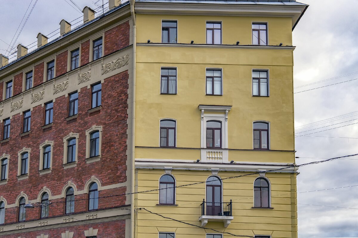 Дом  без прямых углов, по набережной канала Грибоедова с тыльной стороны площади.