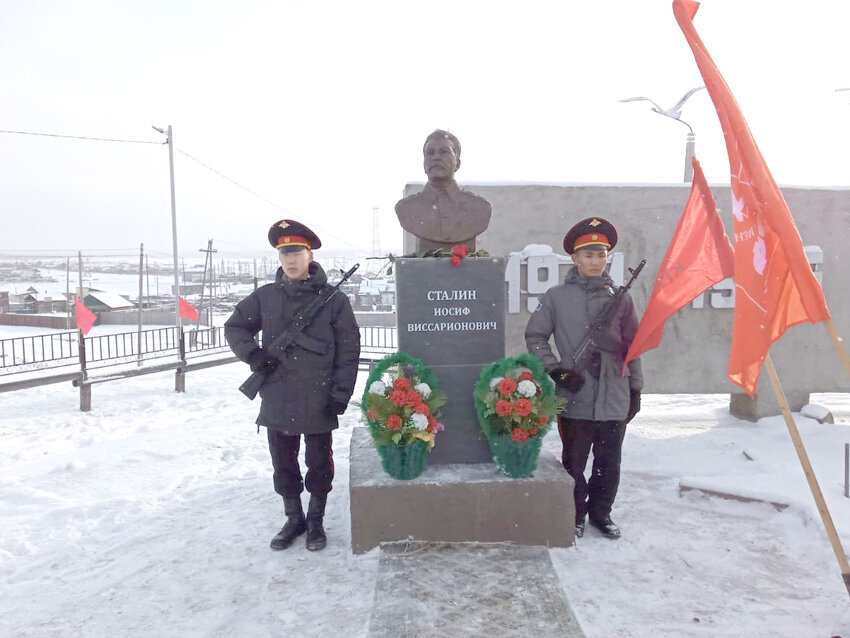 В День памяти жертв политических репрессий в якутском селе Тюнгюлю торжественно открыли памятник Иосифу Сталину.