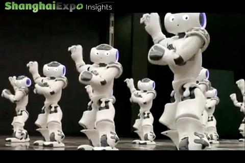 Роботы, танцующие в гармонии и синхронизации на выставке "Шанхай Экспо"