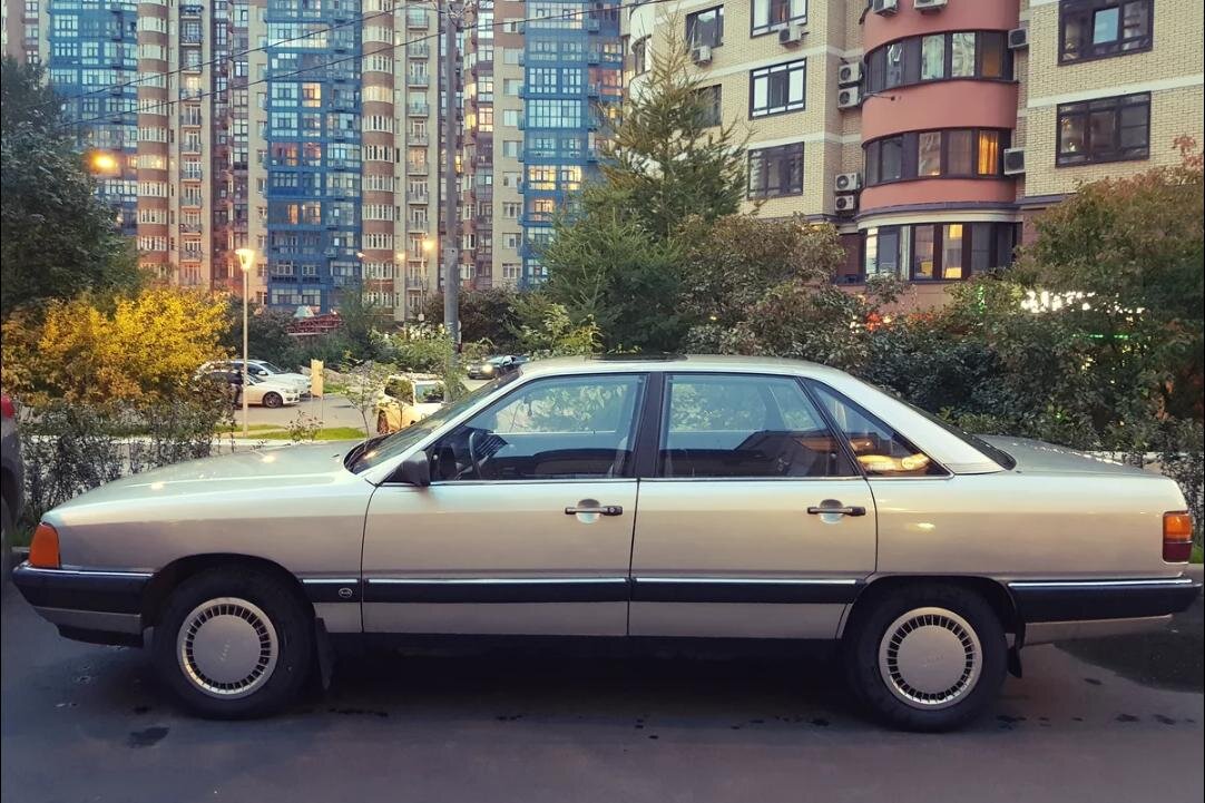 Первая массовая Audi в России. Были еще варианты с кузовом универсал, на выбор были доступны различные моторы, включая дизельные, была даже полноприводная версия Quattro 