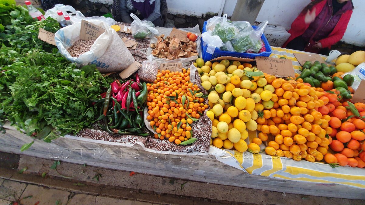 Вот они кумкватики в центре, красавчики оранжевые. Лимонов, мандаринов и апельсинов в январе хоть заешься, они не кончаются.
