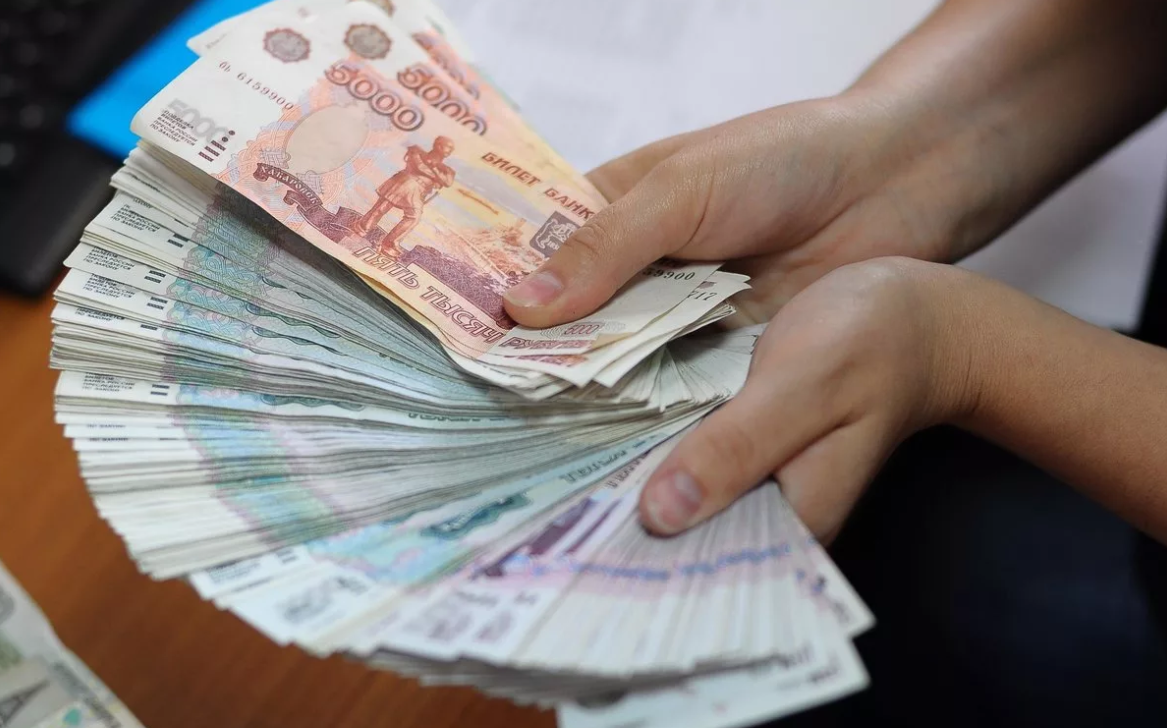 Все в жизни бывает первый раз .Так получилось и у меня когда я взяла первый займ в МФО еКапуста,но к сожалению не смогла после не однократного продления закрыть долг . Что же предлагает данная МФО, во первых зайдя в личный кабинет предлагают вносить сумму долга частями, так сказать минимальными платежами, и сумма долга замораживается, до полного погашения.. Но в моем случае  не смогла и этого внести.. В итоге сумма долга возросла из 16000 до 48000 и остановилась, общение с сотрудниками были весьма спокойными.В итоге плачу от 50 до 200 рублей пару раз в неделю, и меня не особо достают звонками, ну и конечно же вряд ли кто-то захочет подать на меня в суд, я же плачу. И каждый раз я в форме обратной связи пишу дату следующего платежа.. Предлагали заплатить в районе 15000 и займ закрыт,но пока у меня нет такой возможности.Так, что на мой взгляд это вполне лояльная МФО не считая бешеных процентов .