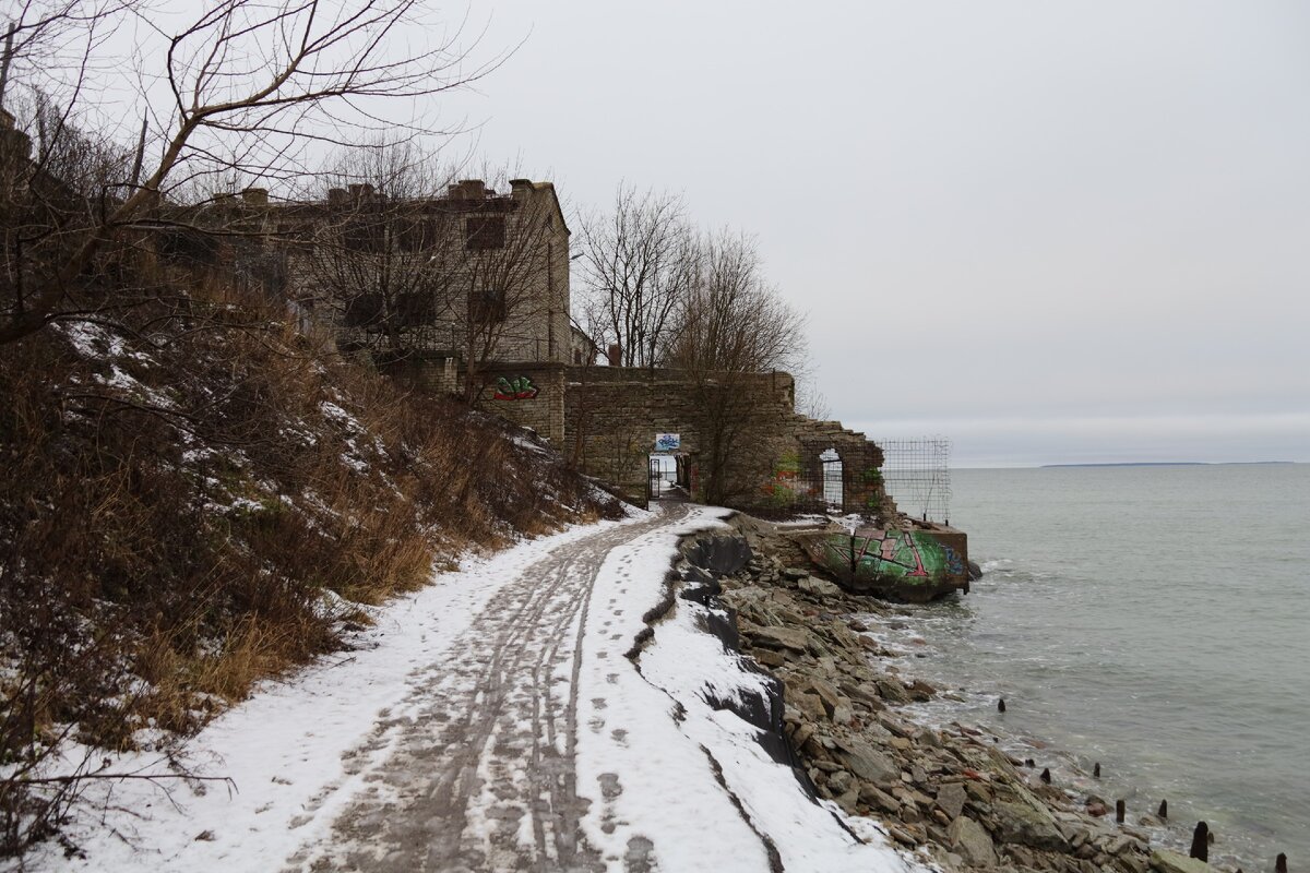 По берегу в сторону крепости