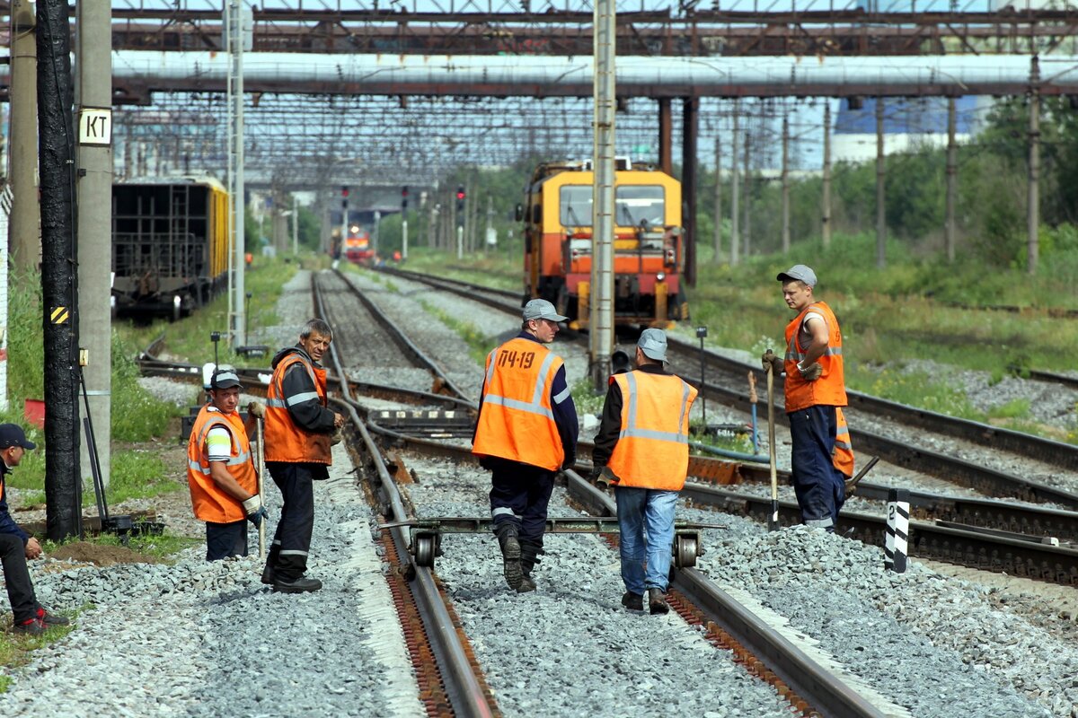 Зачем обходчики стучат по колесам молотком