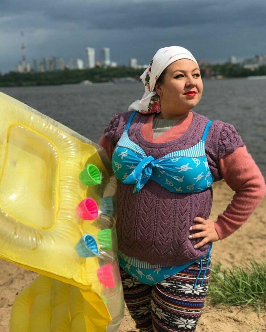 "Идеальный учитель на отдыхе" - одно из фото флешмоба в поддержку учительницы, которую поборники нравственности хотели уволить за фото с отдыха в купальнике.