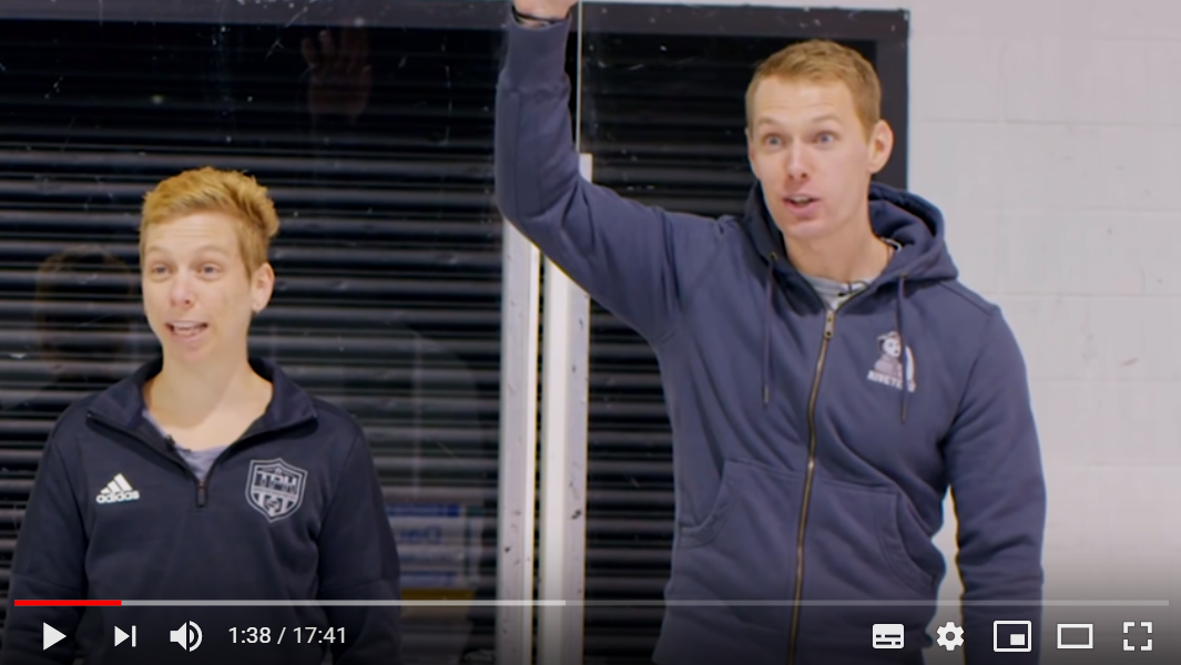 Кадр из видео в момент, когда он задаёт свой вопрос