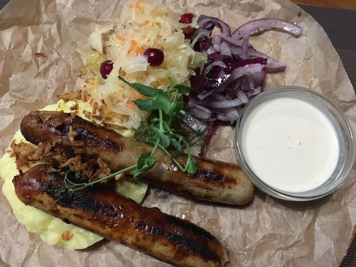 Куриные колбаски с квашеной капустой и картофельным пюре. Фото автора.